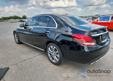 2016 Mercedes-Benz C 300 z USA, uszkodzony, nr VIN 55SWF4JB0GU152130